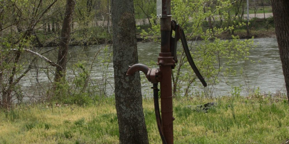Devils-Alley-Campsite-hand-pump-Robin-Lynn