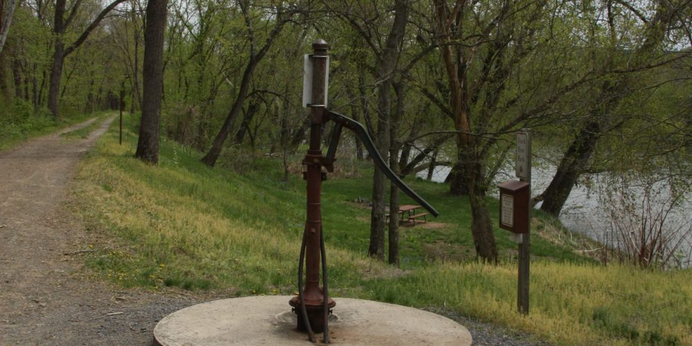 Stickpile-Hill-hand-pump-Robin-Lynn